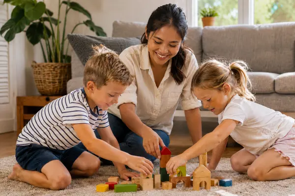 Au-pair beim Spielen mit Kindern